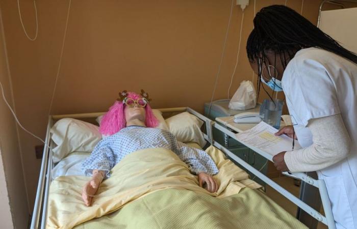 Esta habitación de hospital en un bazar crea conciencia sobre la seguridad del paciente.