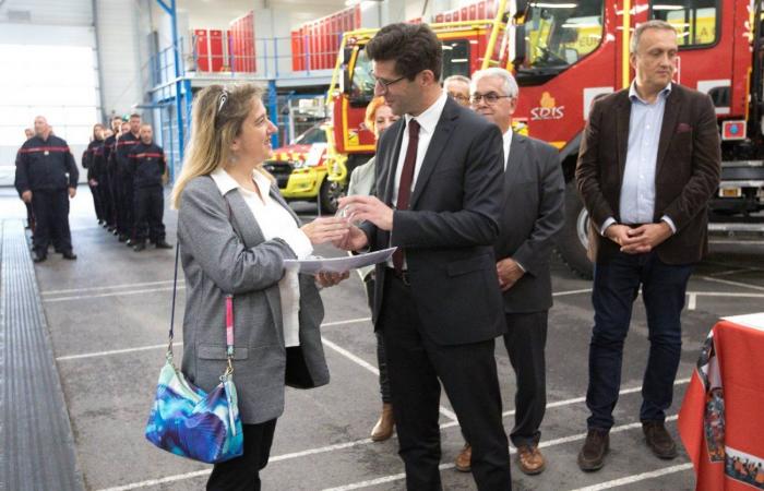 Las autoridades felicitan a los bomberos que partieron como refuerzo nacional