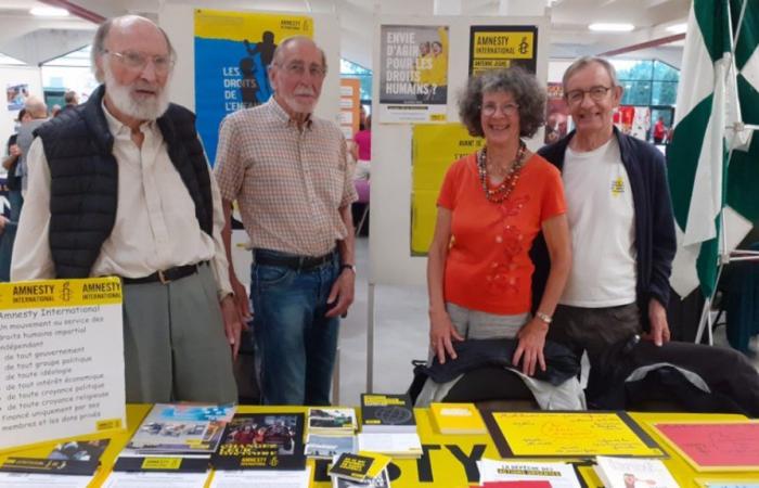 una feria del libro organizada por Amnistía Internacional a favor de los derechos humanos