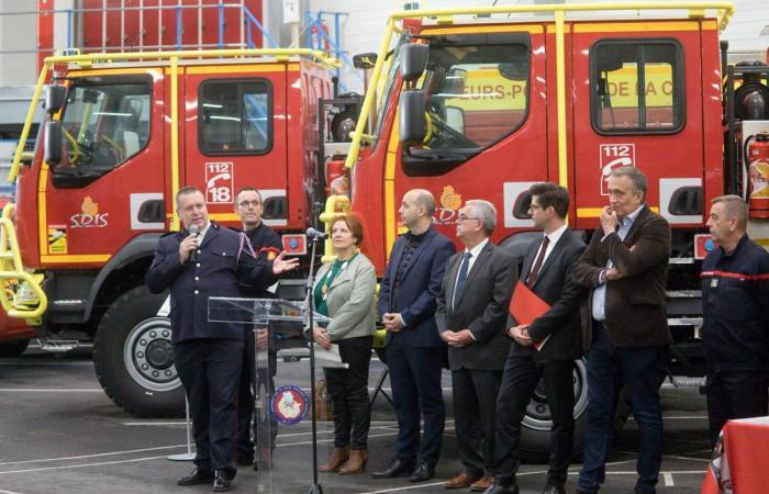 Las autoridades felicitan a los bomberos que partieron como refuerzo nacional