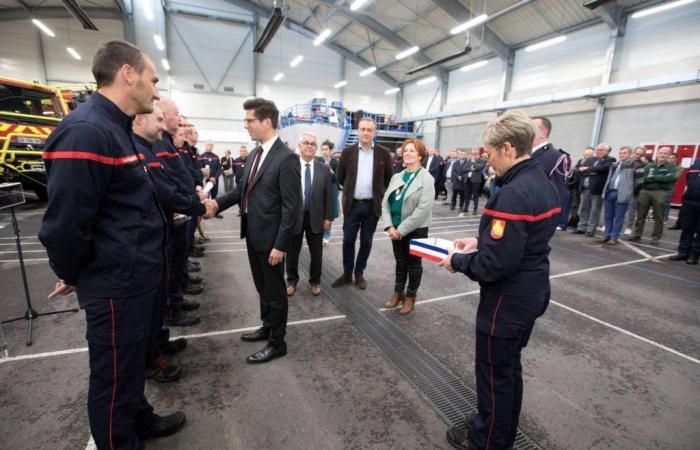 Las autoridades felicitan a los bomberos que partieron como refuerzo nacional