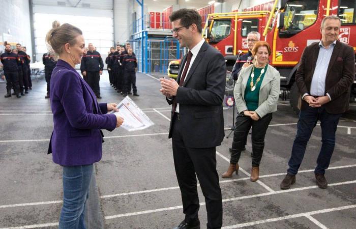 Las autoridades felicitan a los bomberos que partieron como refuerzo nacional