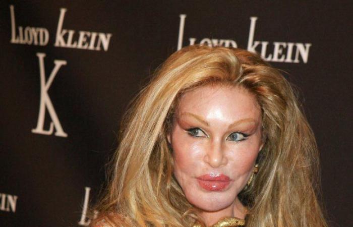 La socialité de ‘Catwoman’ Jocelyn Wildenstein, de 82 años, parece enamorada de su prometido Lloyd Klein, de 56 años, en una cena en París