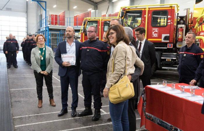 Las autoridades felicitan a los bomberos que partieron como refuerzo nacional