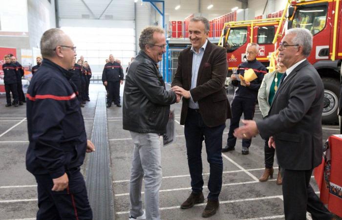 Las autoridades felicitan a los bomberos que partieron como refuerzo nacional