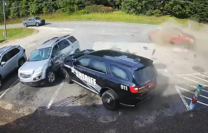 ¡Un policía provoca un sorprendente accidente sin luz intermitente! (+ vídeo)