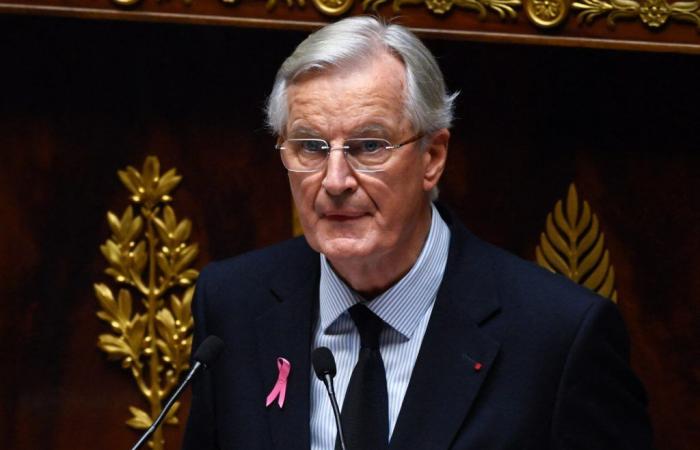 Un amigo cercano de Emmanuel Macron paga a Michel Barnier en la calle