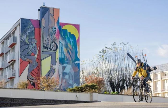 Suben a la montaña en bicicleta para ir a esquiar