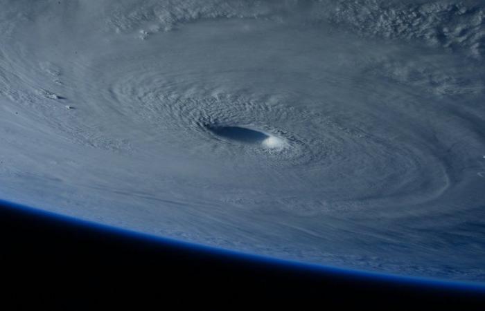 “Daño catastrófico”, vientos de 280 km/h, categoría 4… llegará a la isla en las próximas horas