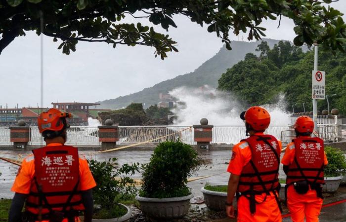 La isla queda barricada ante la aproximación del tifón Krathon, que ya ha dejado muertos y más de 100 heridos.