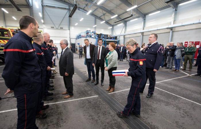 Las autoridades felicitan a los bomberos que partieron como refuerzo nacional