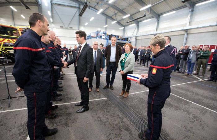 Las autoridades felicitan a los bomberos que partieron como refuerzo nacional