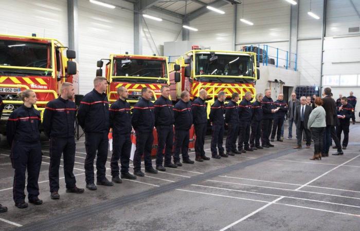 Las autoridades felicitan a los bomberos que partieron como refuerzo nacional