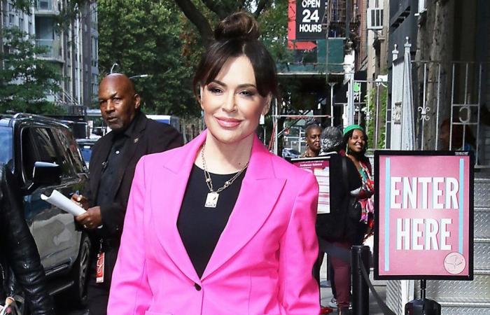 De regreso a Broadway, Alyssa Milano aparece con un elegante conjunto rosa intenso