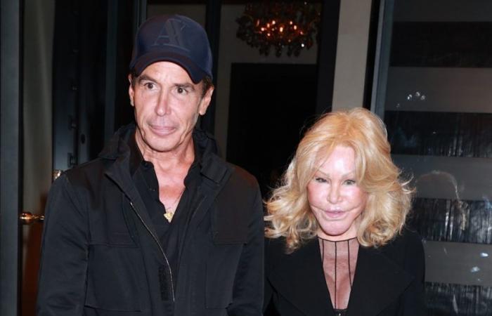 Jocelyn Wildenstein, de 82 años, luce juvenil mientras disfruta de una cena romántica en París con su prometido Lloyd Klein, de 56 años.