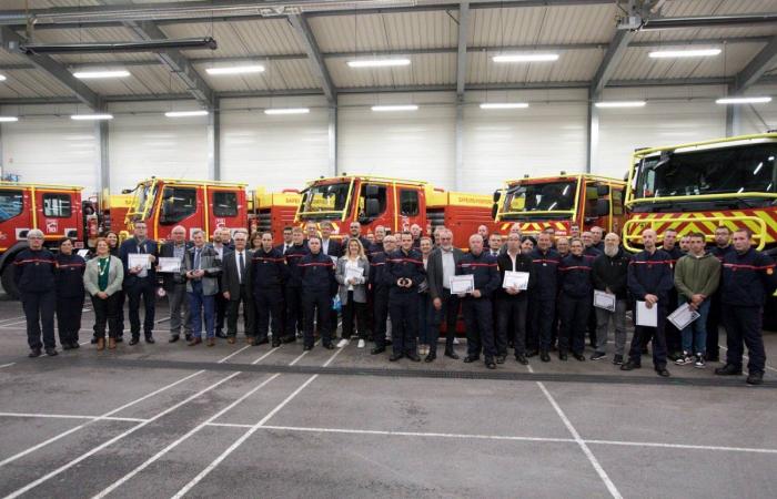 Las autoridades felicitan a los bomberos que partieron como refuerzo nacional