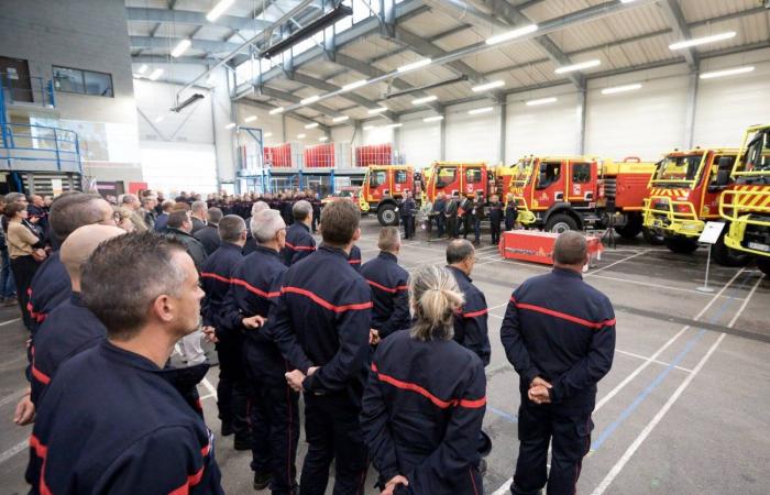 Las autoridades felicitan a los bomberos que partieron como refuerzo nacional