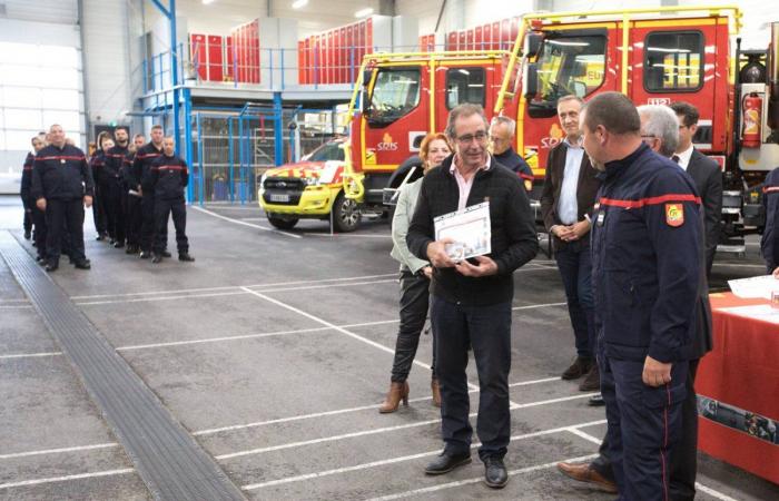 Las autoridades felicitan a los bomberos que partieron como refuerzo nacional