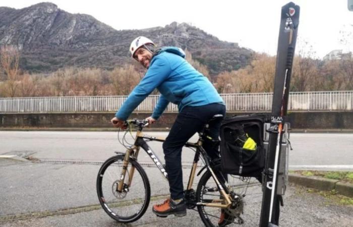 Suben a la montaña en bicicleta para ir a esquiar