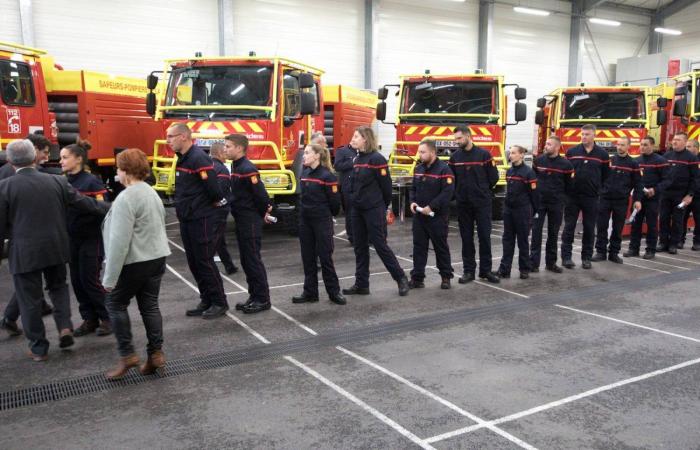 Las autoridades felicitan a los bomberos que partieron como refuerzo nacional