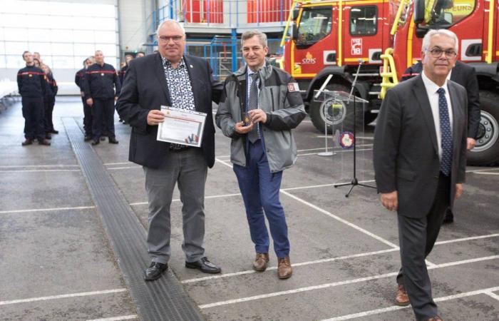 Las autoridades felicitan a los bomberos que partieron como refuerzo nacional