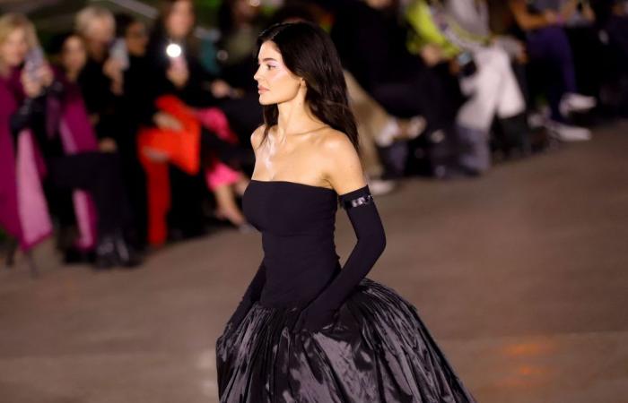 Kylie Jenner conquistó Disneyland París con un vestido de princesa (malvada), firmado por Coperni