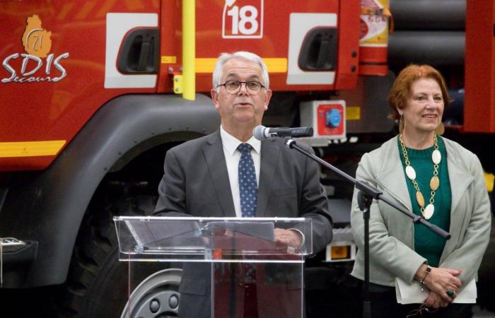 Las autoridades felicitan a los bomberos que partieron como refuerzo nacional