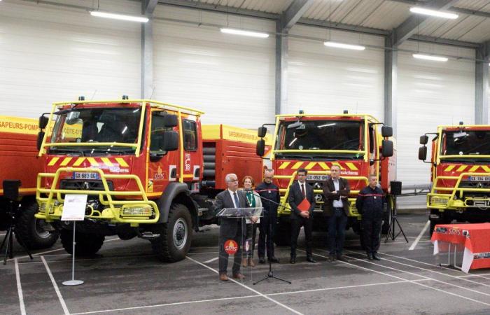 Las autoridades felicitan a los bomberos que partieron como refuerzo nacional