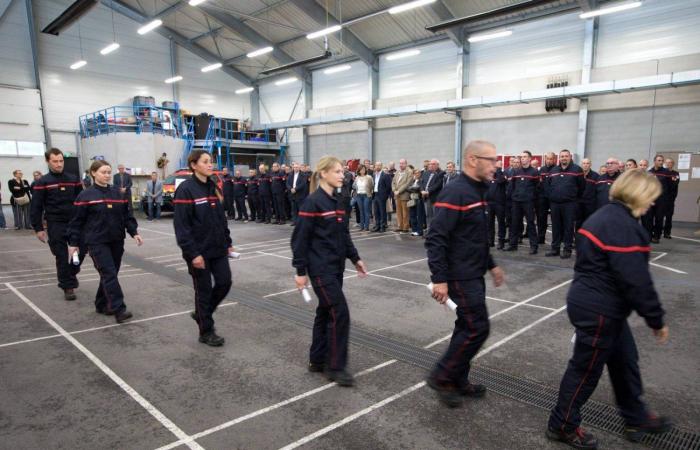 Las autoridades felicitan a los bomberos que partieron como refuerzo nacional