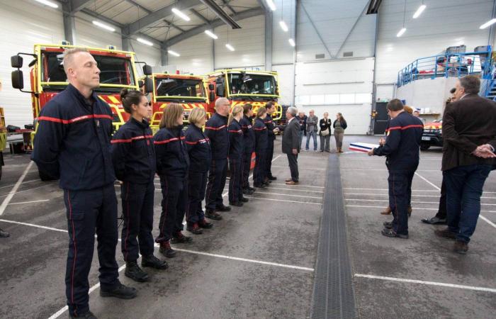 Las autoridades felicitan a los bomberos que partieron como refuerzo nacional