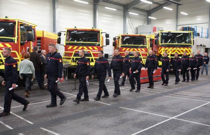 Las autoridades felicitan a los bomberos que partieron como refuerzo nacional