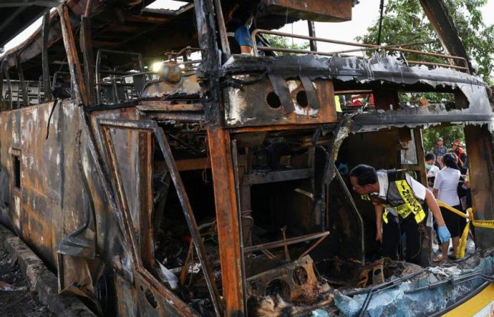 Incendio de autobús escolar mata al menos a 23 personas