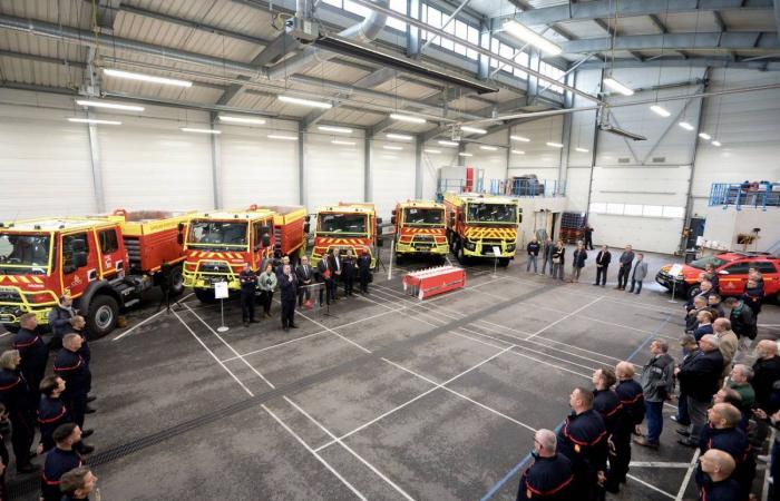 Las autoridades felicitan a los bomberos que partieron como refuerzo nacional