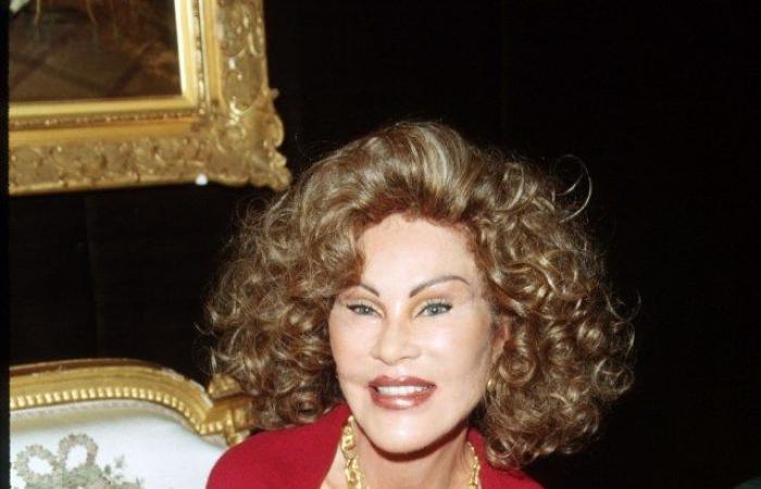 La socialité de ‘Catwoman’ Jocelyn Wildenstein, de 82 años, parece enamorada de su prometido Lloyd Klein, de 56 años, en una cena en París