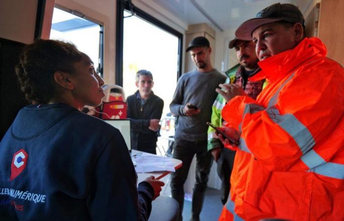 un autobús para contactar con los trabajadores temporeros y hacer valer sus derechos