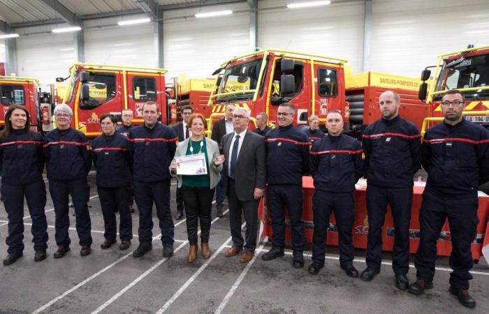 Las autoridades felicitan a los bomberos que partieron como refuerzo nacional