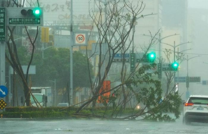 El debilitado tifón Krathon toca tierra en Taiwán