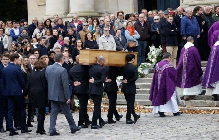 el ayuntamiento de Montigny-le-Bretonneux asaltado con mensajes