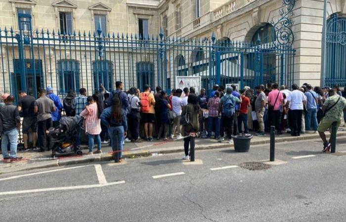 “Vi a 300 personas reunidas en la acera”, en la subprefectura de Saint-Denis, la acogida de los extranjeros considerada indigna