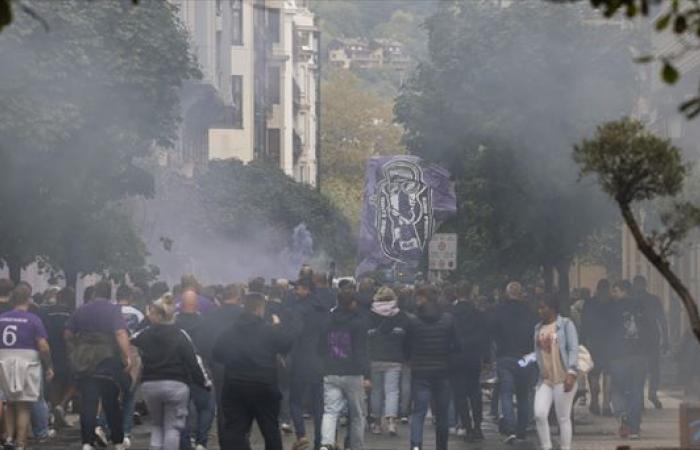 Momentos de tensión, bengalas y petardos en el camino de los aficionados de Anderlecht al Reale Arena