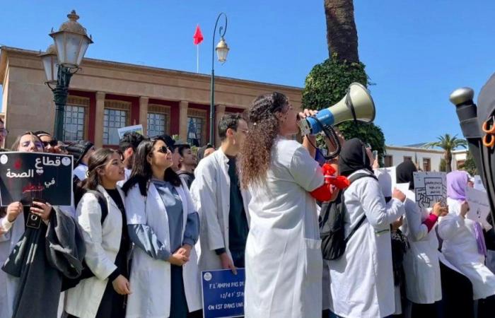 Los estudiantes de medicina continúan boicoteando los exámenes e intensifican las protestas