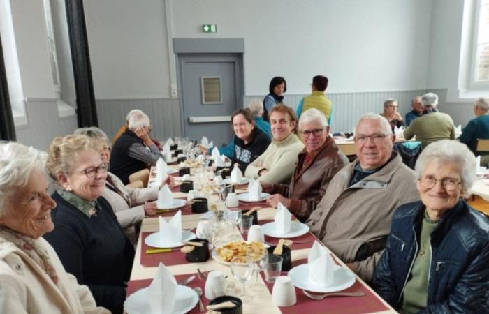 La fiesta de la raclette tiene tanto éxito en este pueblo de Calvados que hubo que ampliar la sala