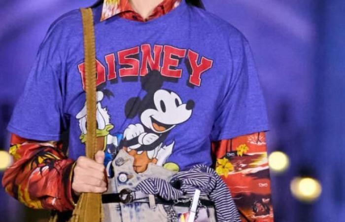 Un internauta acusa, con pruebas, a la marca de alta costura “Coperni” de haberle comprado una camiseta de “Mickey” por 9 euros y luego de haberla metido en su desfile – Vídeo