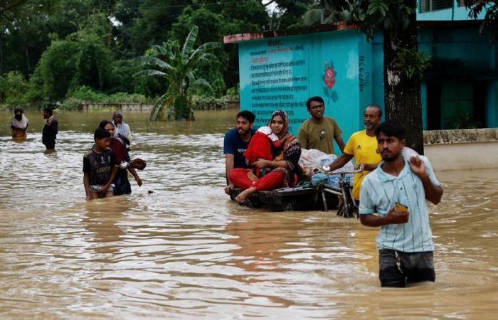 Las inundaciones en Bangladesh matan a cinco personas y miles quedan varados