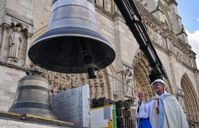 Las ocho campanas han sido reinstaladas, dos meses antes de la reapertura del edificio.