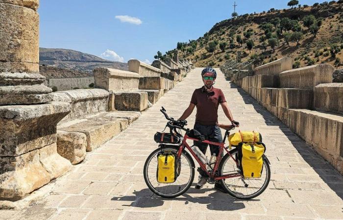 Nacido en Morlaix, Fabien Saint-Jalmes viajó alrededor del mundo recorriendo 45.000 kilómetros en bicicleta por 42 países.