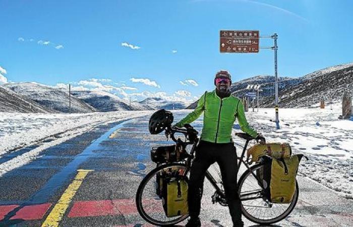 Nacido en Morlaix, Fabien Saint-Jalmes viajó alrededor del mundo recorriendo 45.000 kilómetros en bicicleta por 42 países.