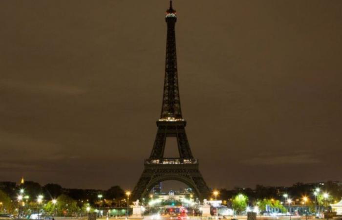 Ataques del 7 de octubre: la Torre Eiffel se oscureció en homenaje a las víctimas este lunes por la noche