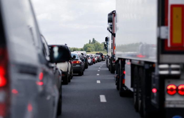 Atrapada en los atascos, una mujer da a luz en el carril de emergencia de la A13