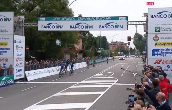 Stan Van Tricht gana en la escapada por delante de Alex Baudin